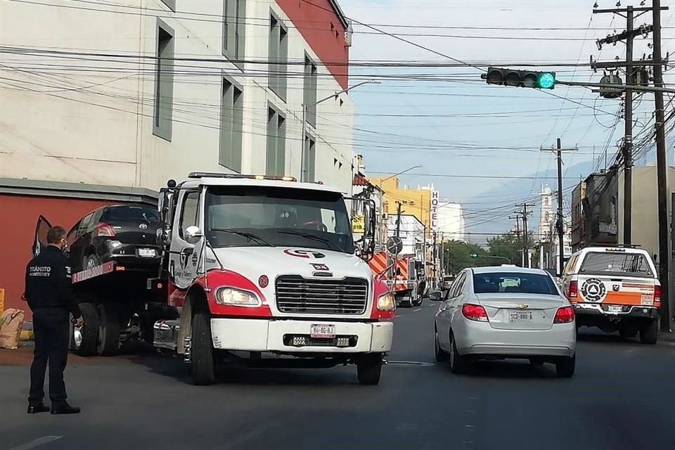 El accidente se registró en el cruce de Zaragoza y Ruperto Martínez, a donde fueron enviados rescatistas de Protección Civil de Monterrey.