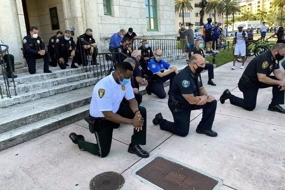 Un grupo de policías de Miami-Dade se unió el sábado a una protesta pacífica en la ciudad de Coral Gables por la muerte de George Floyd.