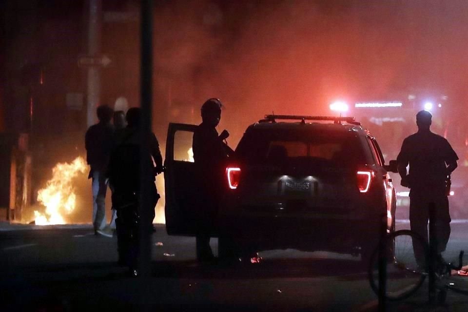 Personas que salieron protestar en la ciudad de Boston, Massachusetts, incendiaron algunos vehículos para pedir justicia por asesinato de George Floyd.