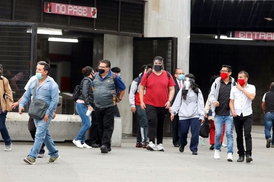 Desde este martes, un millón de caretas serán repartidas a usuarios del Metro, como medida de protección ante #Covid_19.