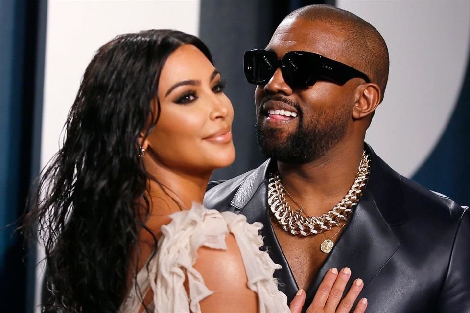 Kim Kardashian y Kanye West amenazan a ex guardaespaldas con demandarlo si sigue rompiendo el pacto de confidencialidad.