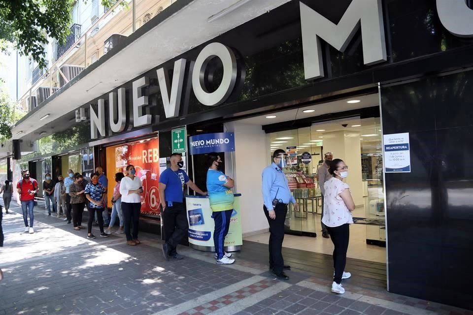 ¿Primera necesidad? Personas hacían fila para entrar a las tiendas.