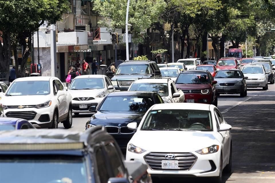 También el flujo vehicular aumentó en vialidades como Juárez.