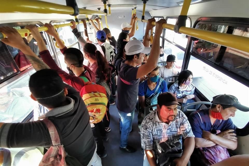 En el transporte público se acabó la sana distancia. Varias rutas, como la 615, registraron alta demanda.