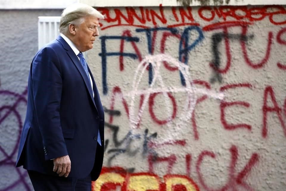 Al término de su mensaje en la Casa Blanca, el Presidente Trump caminó hacia la iglesia de St. John.