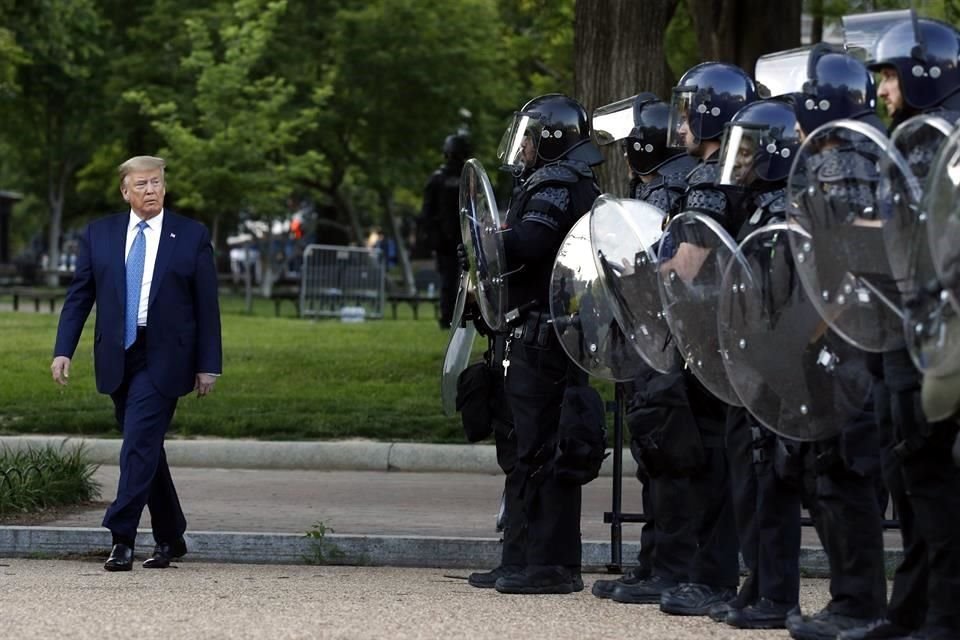 Los manifestantes, que se encontraban cerca de paque Lafayette, fueron desalojados previo a la visita del Presidente Trump a la iglesia de St. John's Church.