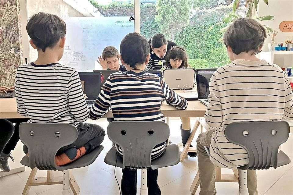 En Acton Academy Monterrey, los niños tienen a un 'guía de aprendizaje' que los anima a cuestionar y a resolver retos.