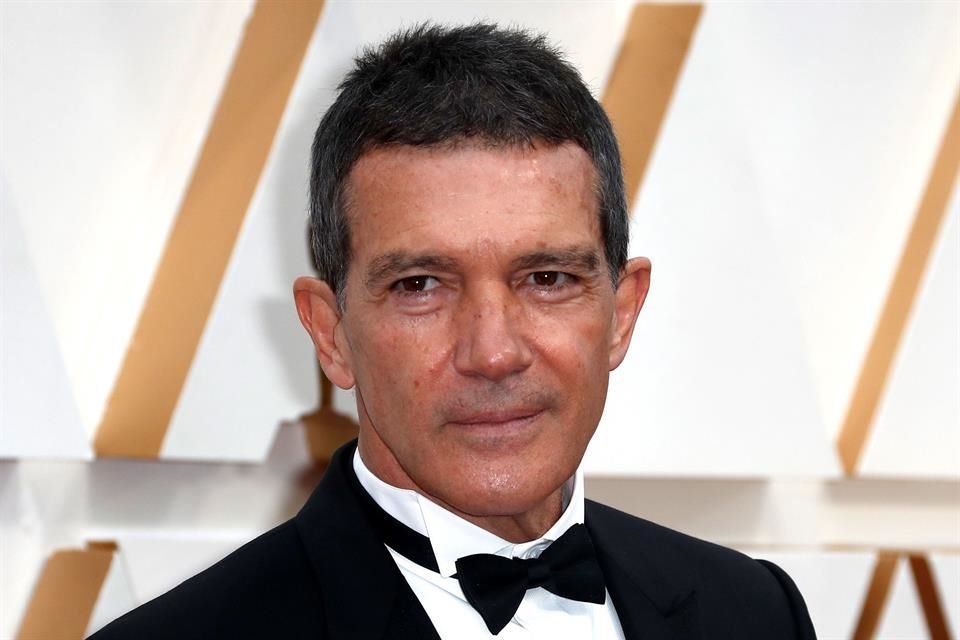 Antonio Banderas dio positivo al Covid-19, anunció en redes sociales.