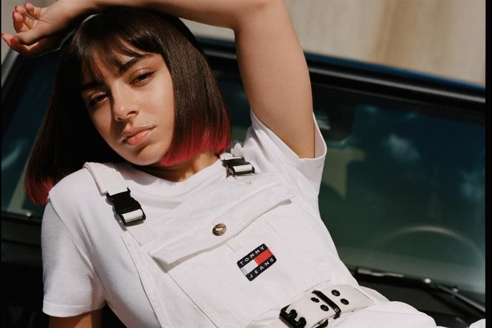 La cantante Charli XCX también forma parte de la campaña Primavera-Verano 2020 de Tommy Jeans.