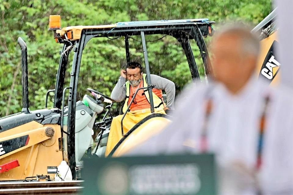 Trabajadores de la CFE y del riel también aguantaron la tormenta con ropa liviana.