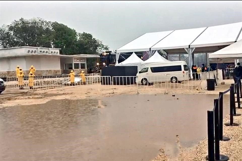 El mal tiempo marcó la agenda del Mandatario en su paso por la entidad, y dejó inundaciones en Campeche y Escárcega.