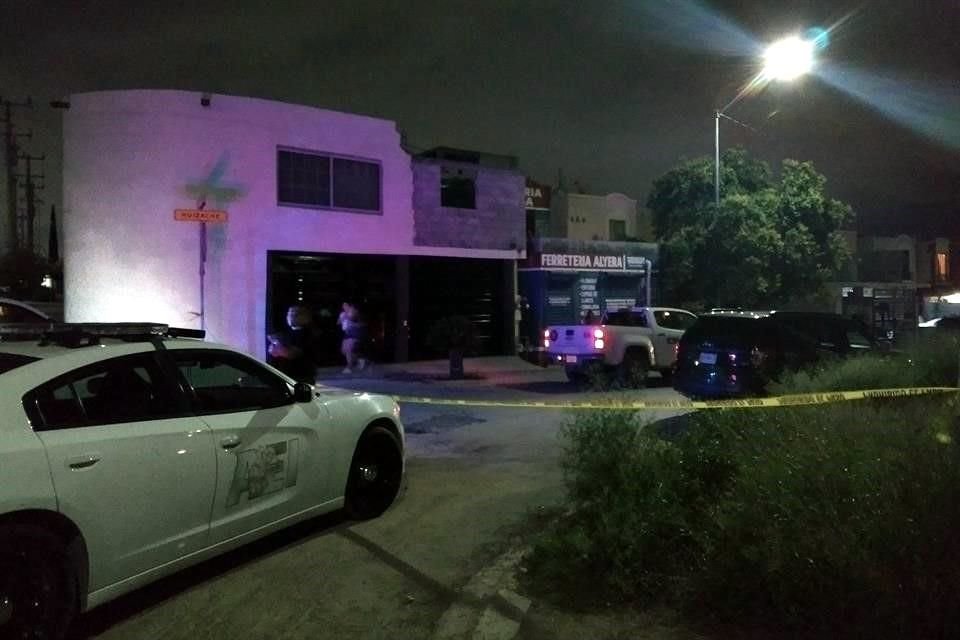 El doble crimen fue cometido alrededor de las 22:30 horas de anoche en una casa ubicada por la calle Huizache, cerca de su cruce con Álamo, en la Colonia Quinta Las Sabinas.