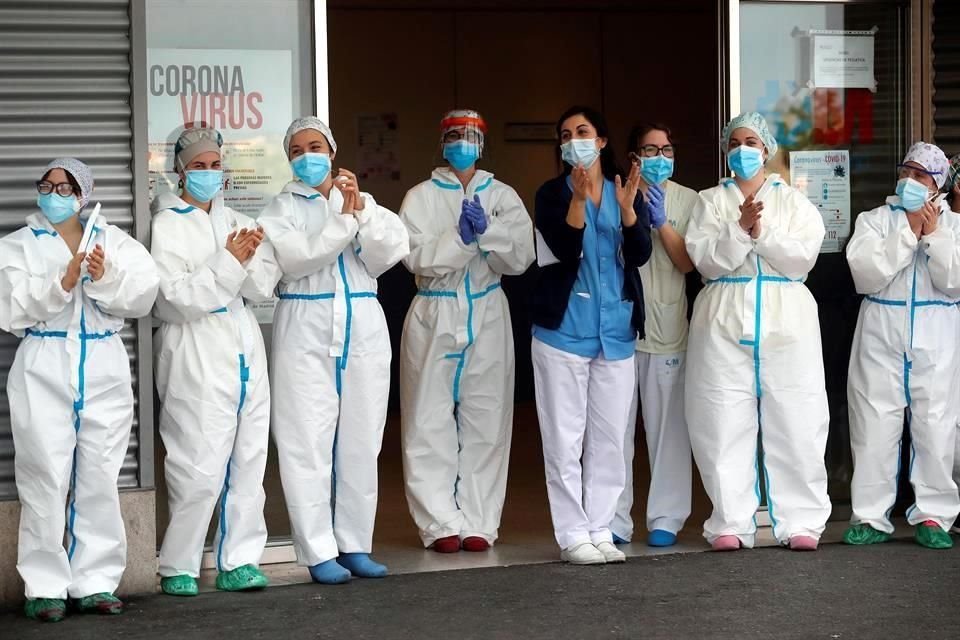 Fotografía de archivo de personal sanitario del Hospital del Henares en Coslada, Madrid, que agradece los aplausos de los vecinos por su labor en la lucha contra el coronavirus.