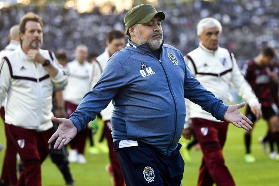 Diego Maradona podría seguir como director técnico de Gimnasia y Esgrima.