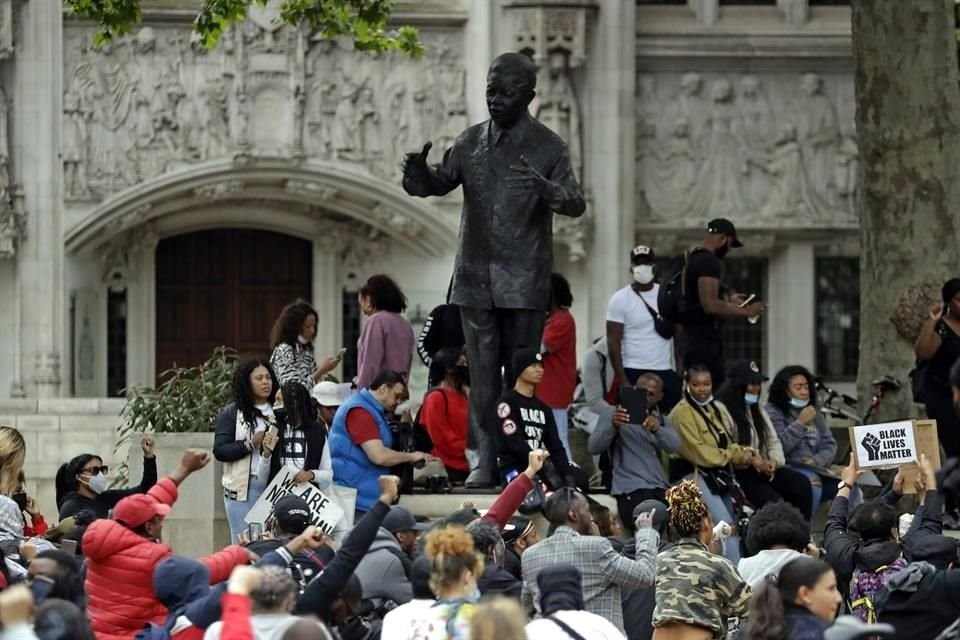 Manifestantes se reunieron cerca de la estatua de Nelson Mandela en la Plaza del Parlamento en Londres