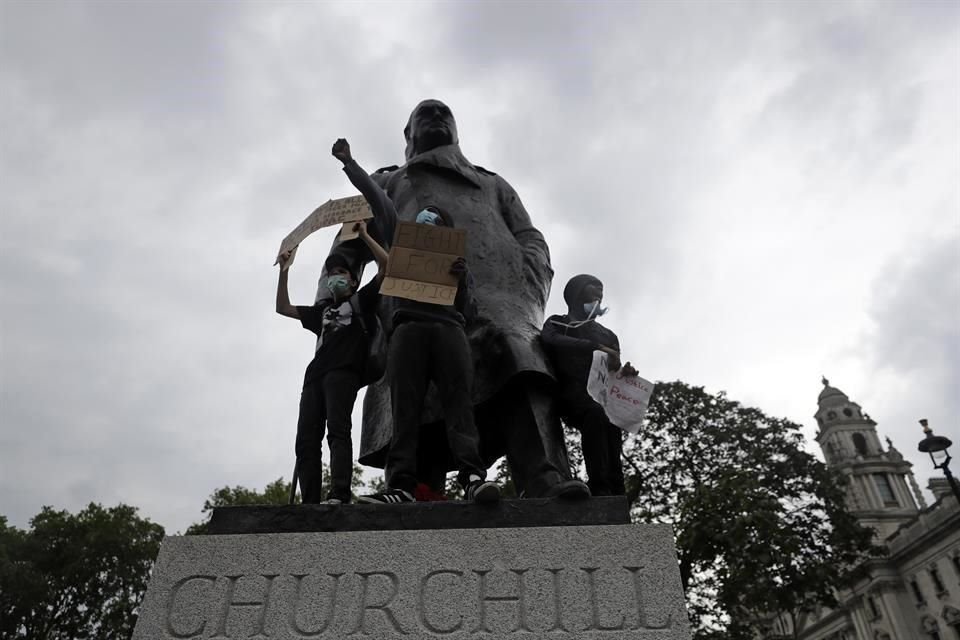 En Londres los manifestantes subieron con pancartas a la estatua del Primer Ministro Winston Churchill.