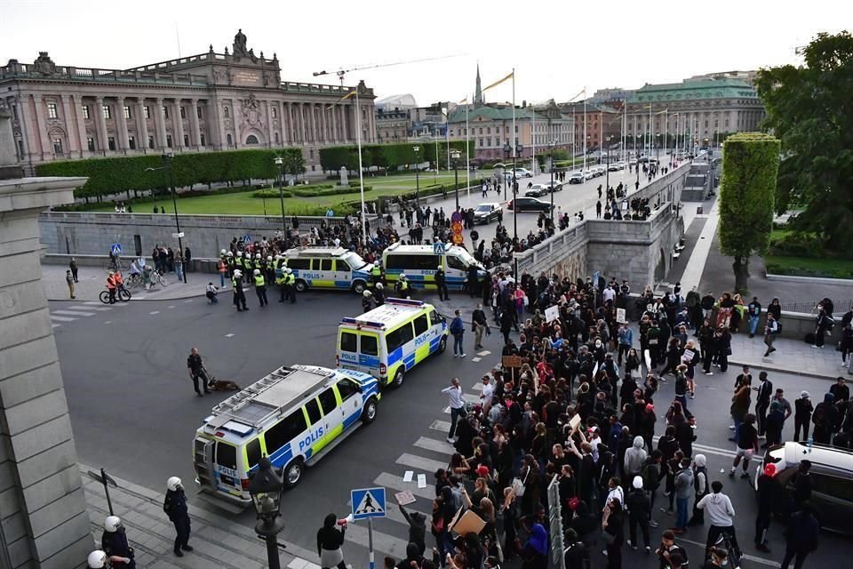 En Suecia la Policía detuvo a manifestantes que marchaban para exigir justicia por la muerte de Floyd.