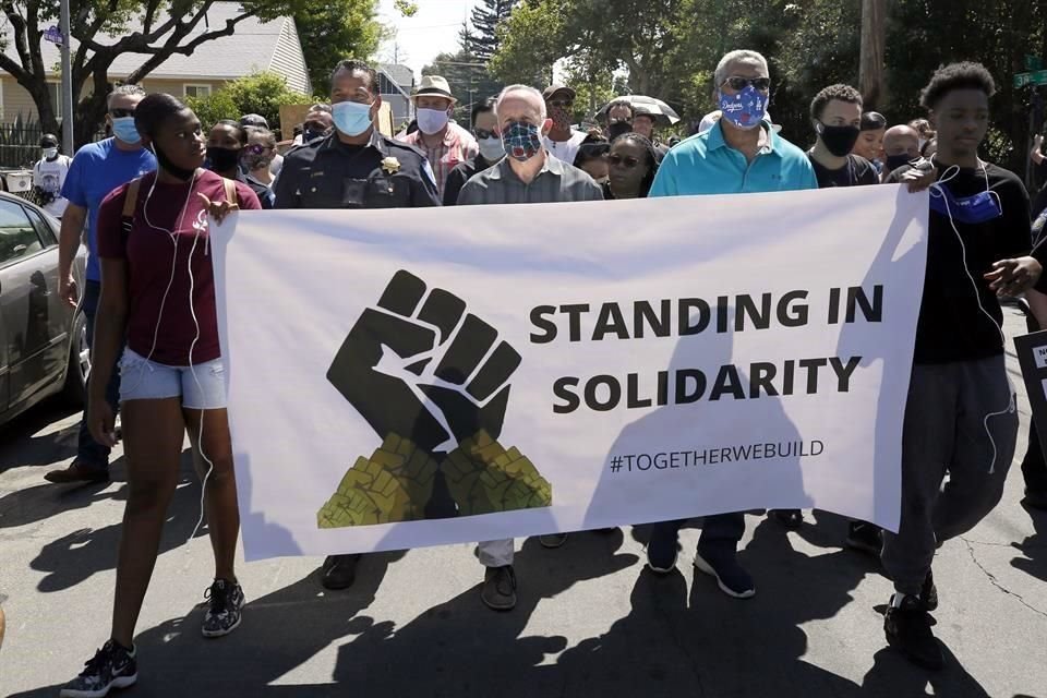 En Sacramento, el Jefe de Policía, Daniel Hahn (izq.), el Alcalde Darrell Steinberg (centro) y el pastor Anthony Sadler, marcharon y pidieron solidaridad tras la muerte de Floyd.