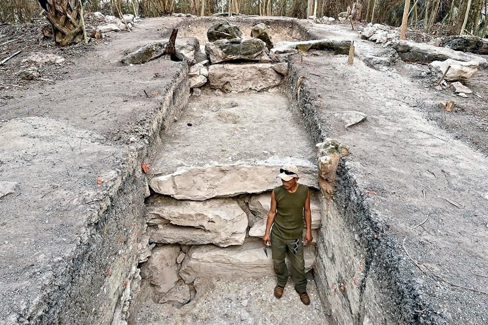 El hallazgo en Tabasco de la más antigua y monumental plataforma de la civilización maya fue divulgado ayer por un equipo de especialistas.