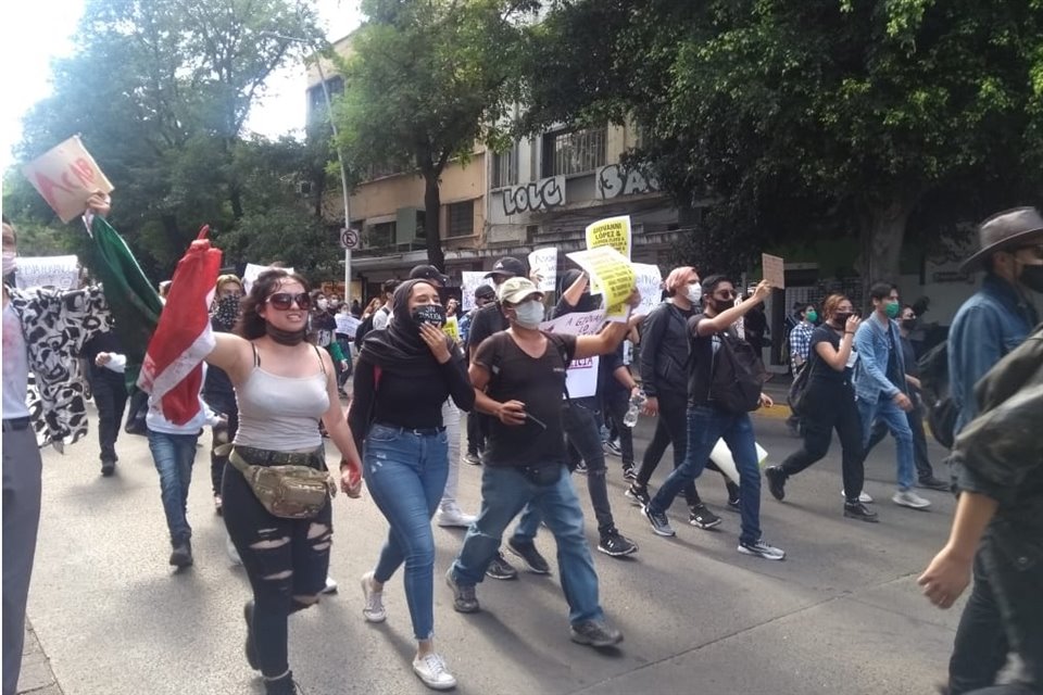 Alrededor de las 18:00 horas, el contingente inició su movilización desde el Parque Rojo hacia Palacio de Gobierno.