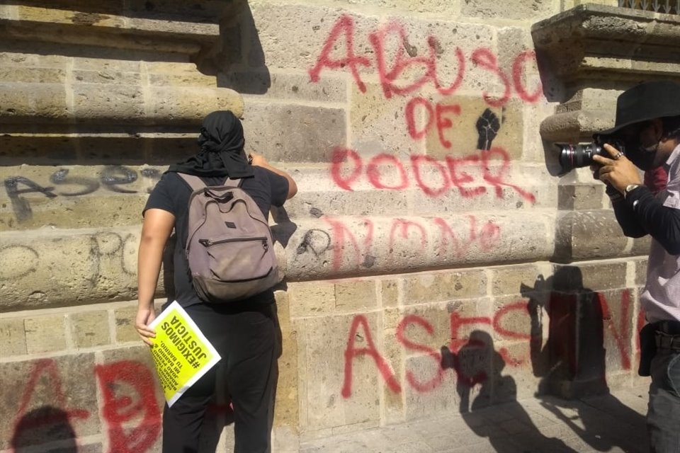 Al llegar a Palacio de Gobierno, manifestantes realizaron pintas.