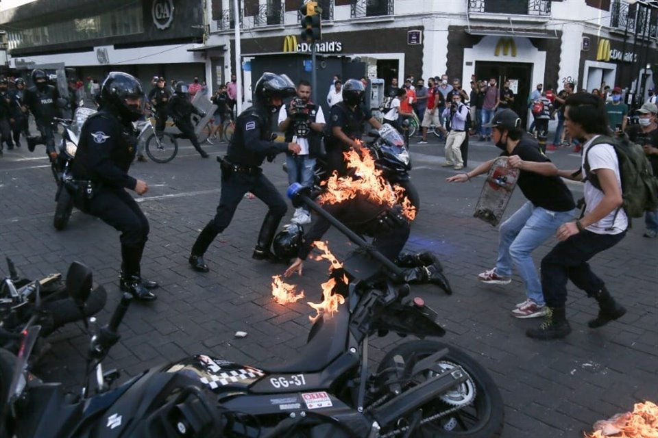 Manifestantes arrojaron líquido inflamable a un policía, ocasionando que se quemara la espalda.