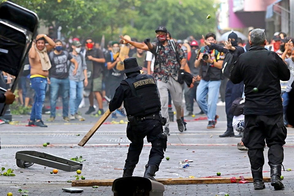 Policías estatales dispersaron a los manifestantes con palos, sillas y gas lacrimógeno.