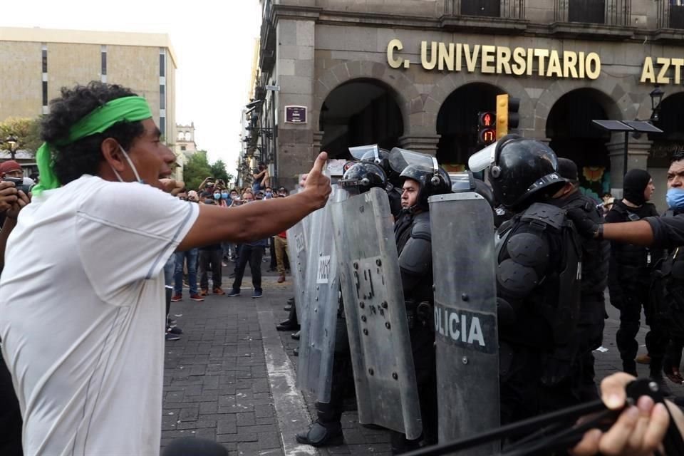 Policías estatales dispersaron a los manifestantes con palos, sillas y gas lacrimógeno.