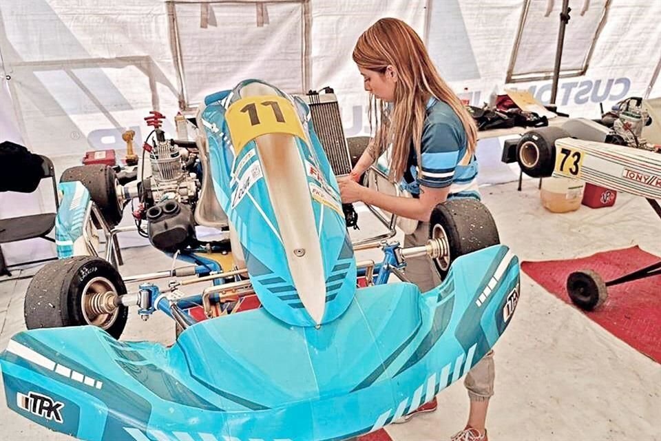 La tapatía disfruta su trabajo en el deporte motor.