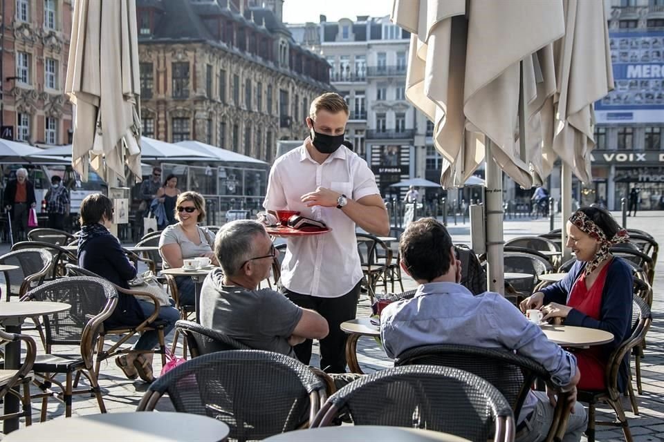 Medidas en Francia por la pandemia de Covid-19 se relajaron en varias regiones del país.