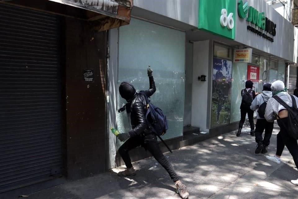 Jóvenes que marchan por calles de la Alcaldía Cuauhtémoc causan destrozos en algunos comercios.