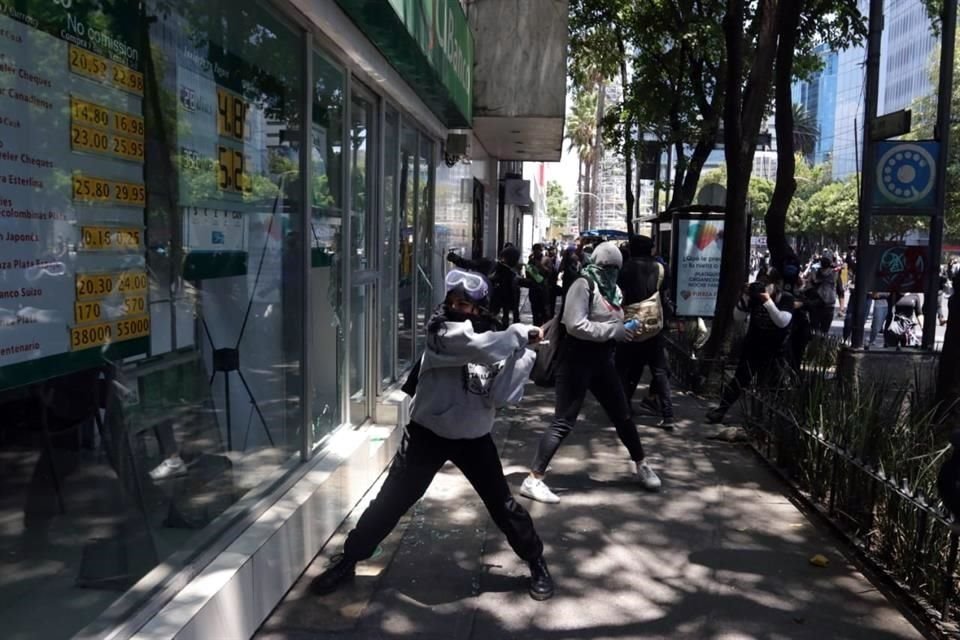 Jóvenes que marchan por calles de la Alcaldía Cuauhtémoc causan destrozos en algunos comercios y en inmediaciones de Embajada de EU.