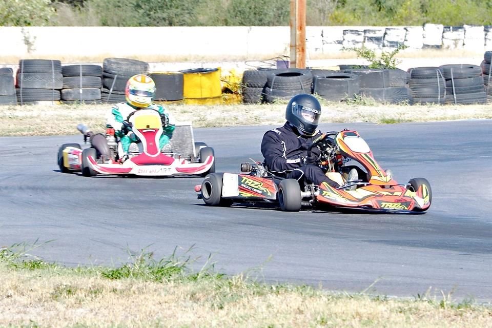 Aunque no es actividad esencial, en el Autódromo Monterrey hay kartismo y motociclismo, como se constató ayer.
