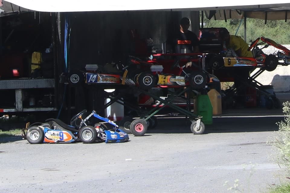 Fuera de las pistas también había ayer actividad en el Autódromo.