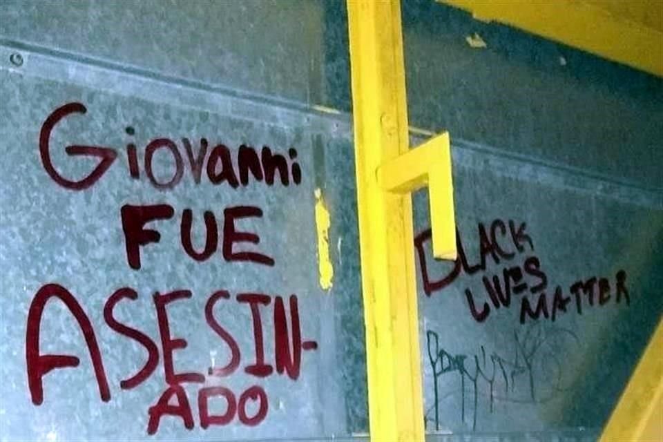 Los detenidos escribían con aerosol en el puente, como protesta por el caso de Giovanni, detenido hace días en Guadalajara por no traer tapabocas y regresado muerto a sus familiares.