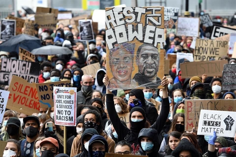 Miles de personas en el Reino Unido se manifiestan contra el racismo y por el asesinato del afroamericano George Floyd en EU, pese a advertencias sanitarias del Gobierno y la Policía por pandemia.