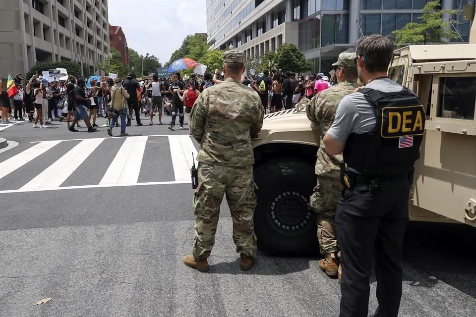 Militares y efectivos de la agencia antidrogas de EU vigilaban la marcha en D.C.