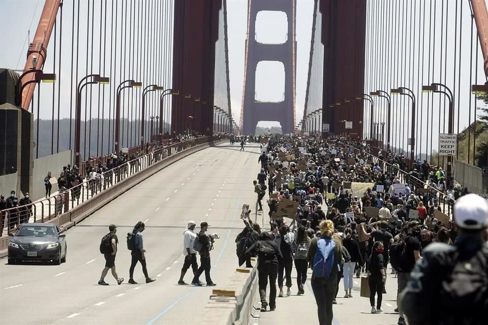 Las personas cruzaron el puente californiano en dirección al condado de Marin.