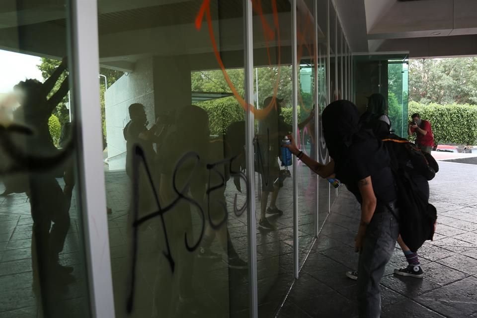 En la Rectoría de la UdeG plasmaron reclamos en los vidrios.