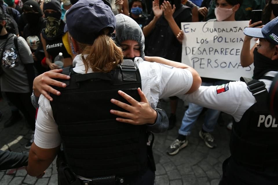 Sin embargo, al final hubo quienes hasta abrazaron a las policías.