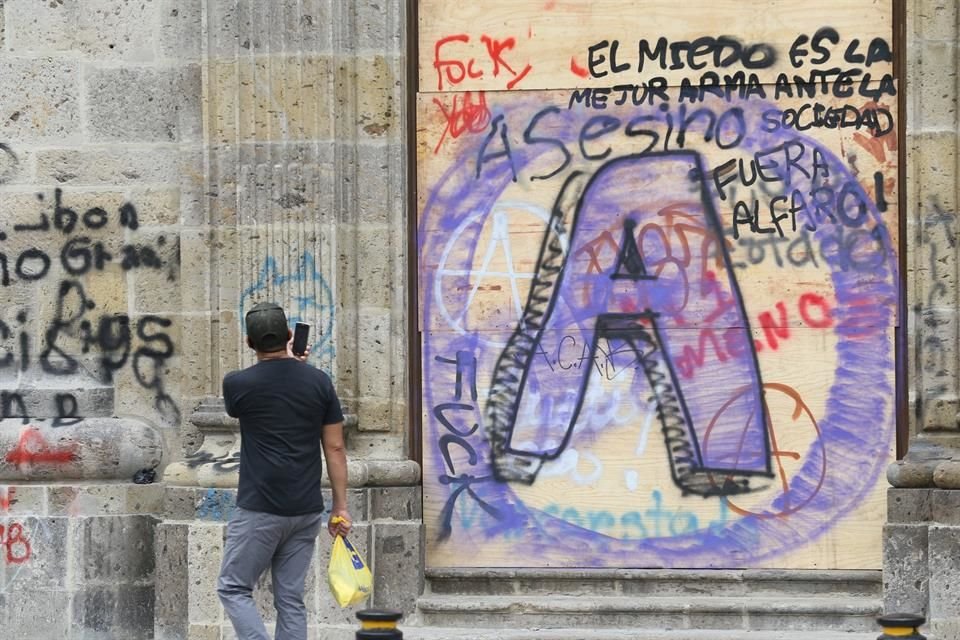 Las consignas con graffiti permanecen, llamando la atención de los paseantes.