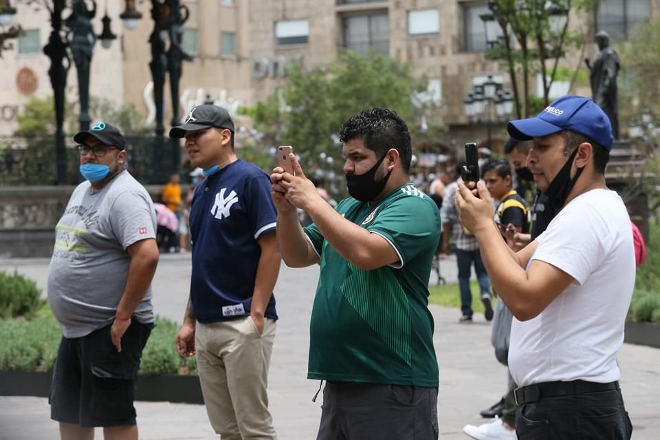 No hay nadie que se acerque al primer cuadro de la Ciudad y no tome fotos de cómo quedó la zona.