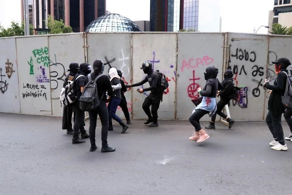 Observadores de la Comisión de Derechos Humanos local y asociaciones civiles vigilan la marcha a las orillas del contingente que opta por correr en algunos tramos.