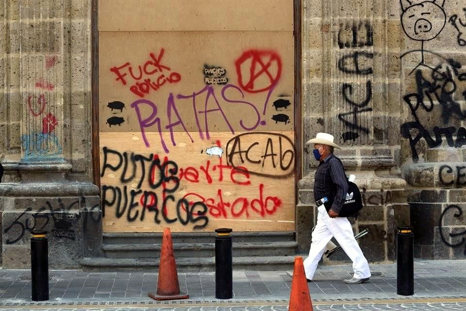 Paseantes en el Centro observan los daños ocasionados por las marchas por la muerte de Giovanni López