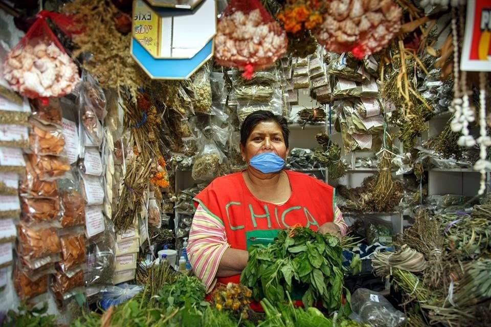 En el Mercado Corona es común encontrar el muicle -o micle- tanto fresco como ya seco para el té.