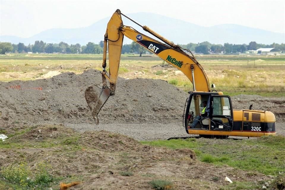 Decenas de góndolas cargadas de tezontle para las obras complementarias del Nuevo Aeropuerto 'General Felipe Ángeles' han vuelto a cruzar frente a la entrada del poblado de San Miguel Xaltocan.