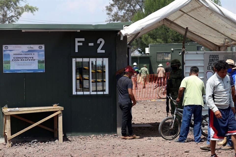 Del otro lado queda el campamento del Ejército Mexicano que vigila las obra.