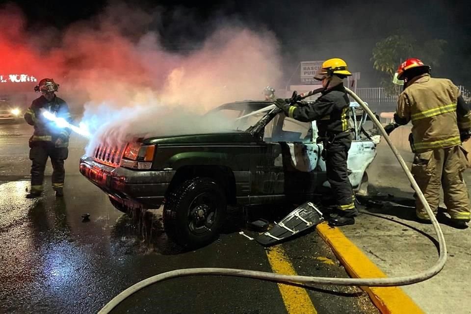 Tras el accidente, la menor de 12 años quedó atrapada en el vehículo, por lo que no pudo escapar del incendio.