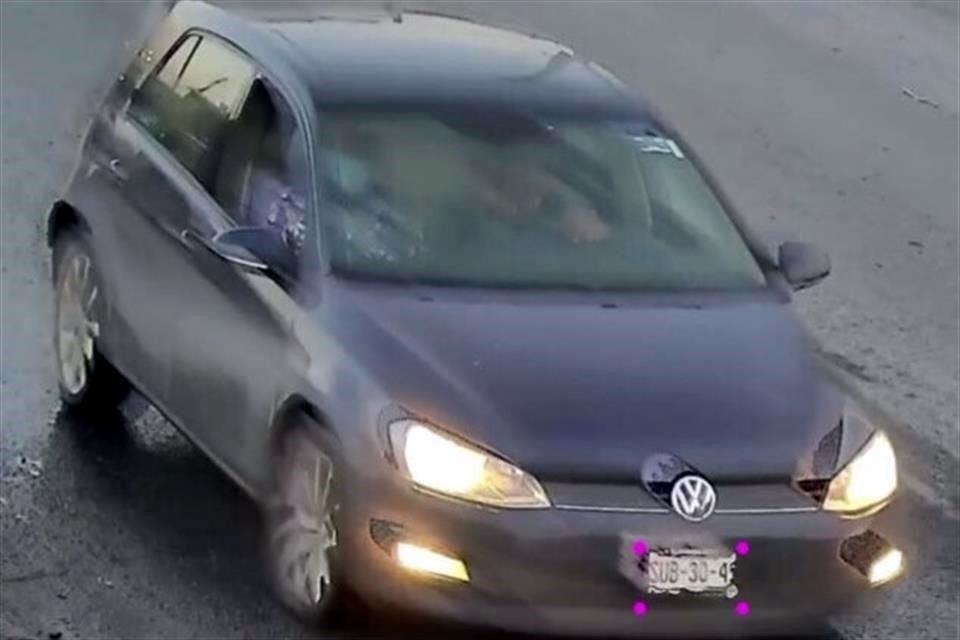 Los asaltantes lo amagaron para quitarle sus pertenencias, así como su vehículo Volkswagen Golf, en el que huyeron.