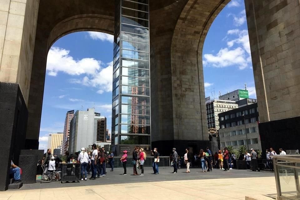 Los trabajadores hicieron filas en el Monumento a la Revolución para armar un padrón que entregarán al Gobierno de la CDMX.